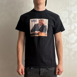 T-shirt med tryck - Snygg T-shirt | Skick: 9/10 | Size - M | Fraktar via postnord eller instabox | Hör av dig vid minsta fråga eller fundering // Ricco Wardrobe