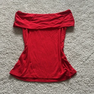 Röd of-shoulder topp från new yorker - Snygg röd off-shoulder topp från new yorker i en mjuk och stretchig bomullsblandning. Perfekt för sommardagar eller som ett lager under en jacka. Den har en enkel design utan axelband och en bred kant upptill för extra komfort.