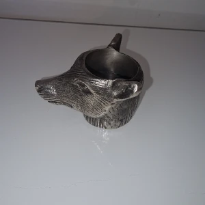 Ljusstake med djurhuvud - Ljusstake silverfärg formad som ett djurhuvud. Detaljerad design med textur som framhäver djurets drag. Garderobsrensning så kika gärna på övriga.
