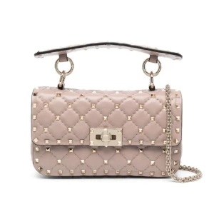 Valentino rockstud väska - Valentino rockstud väska, rosa, lilla modellen, kedjan tillkommer, som ni ser på sista bilden har lite lite lite av den blivit ”svart” men det är inget man märker av. Väskan är annars i perfekt skick