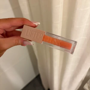 Läppglans från Maybelline - Snyggt läppglans från Maybelline i färgen 22 peach rings. Oanvänd. Nypris 140kr.
