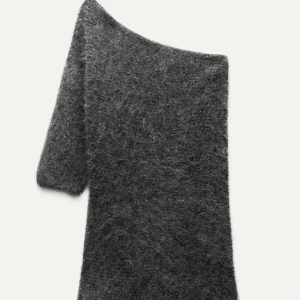 Zara one shoulder - Säljer denna jättefin blus ifrån zara! Hann inte lämna tillbaka men prislappar finns kvar och den är aldrig använd 