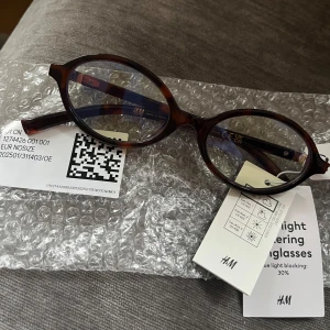 Helt nya H&M Ovala Blue Light glasögon  - Helt nya oanvända ovala bluelight glasögon från H&M som liknar miumiu. Verkar vara något litet skav som dock knappt syns uppe på ena sidan av bågen, se bild!