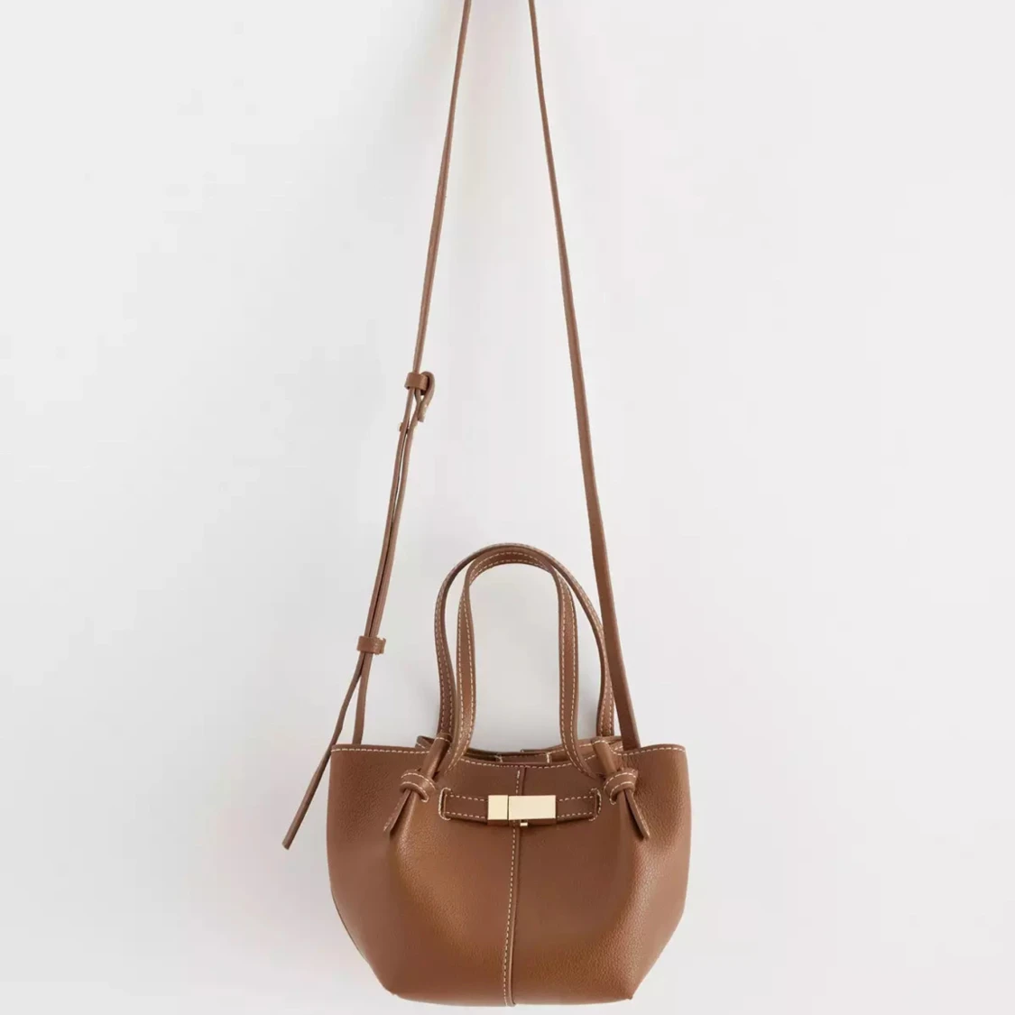 Brun axelväska med gulddetalj - 1