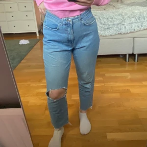 Blå jeans - Snygga blå jeans med hål på knäna.💙