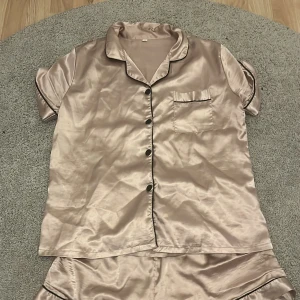 Pyjamas - Jätteskön pyjamas som är väldigt len. Perfekt att sova i eller gå runt i hemma 