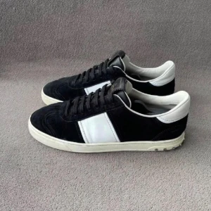 Valentino flycrews sneakers - Snygga sneakers från Valentino i svart mocka med vita detaljer. Skorna har snörning och en klassisk design med en vit sula. Perfekta för en stilren look, storlek 43.