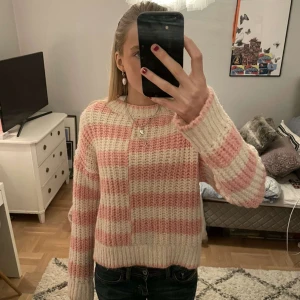 Rosa och vit randig stickad tröja - Dröm tröja från mango🎀💕🤍🤍super skön och skit snygg