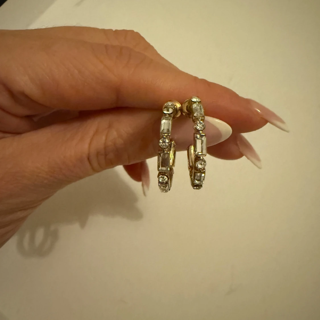 Guldörhängen med glittriga stenar - 1