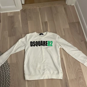 Dsquared2 tröja med tag - Säljer denna dsq då den e för liten men riktygt snygg tröja fått jättemånga komplimanger med den på mig