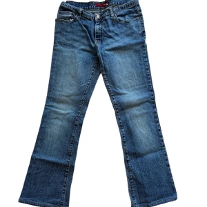 Bootcut jeans - Snygga blåa bootcut jeans. Midjemått: 36 cm, innerbenslängd: 70 cm⭐️