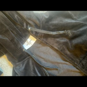 Svart velourjacka från Juicy Couture - Säljer min svarta kofta ifrån Juicy Couture, väldigt andvänt, vill bara bli av med den. 