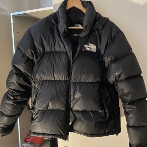 North Face jacka  - En äkta North face Jacka i svart. Fint skick!  Ska man köpa nypris kostar den mellan 2000-4500 kronor Storlek : M En jacka man definitivt aldrig fryser i. Håller flera år framåt                     Välkommen att testa på plats också i Västerås Annars fraktas med postnord