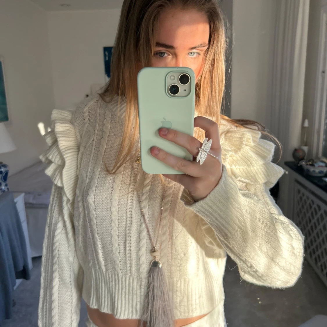 Vit stickad tröja med volangdetaljer - 2