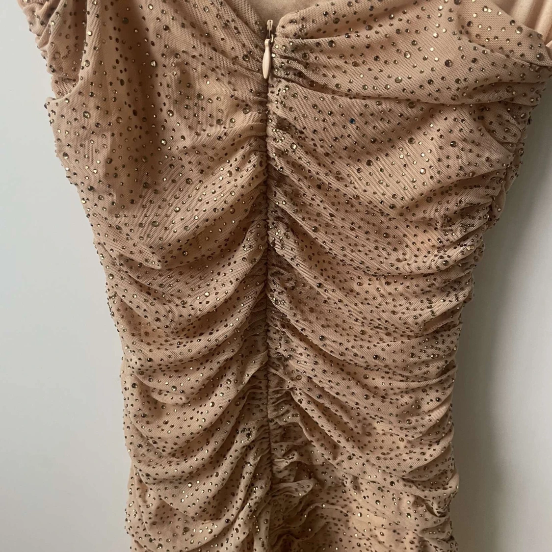 Champagnefärgad klänning med paljetter - 2