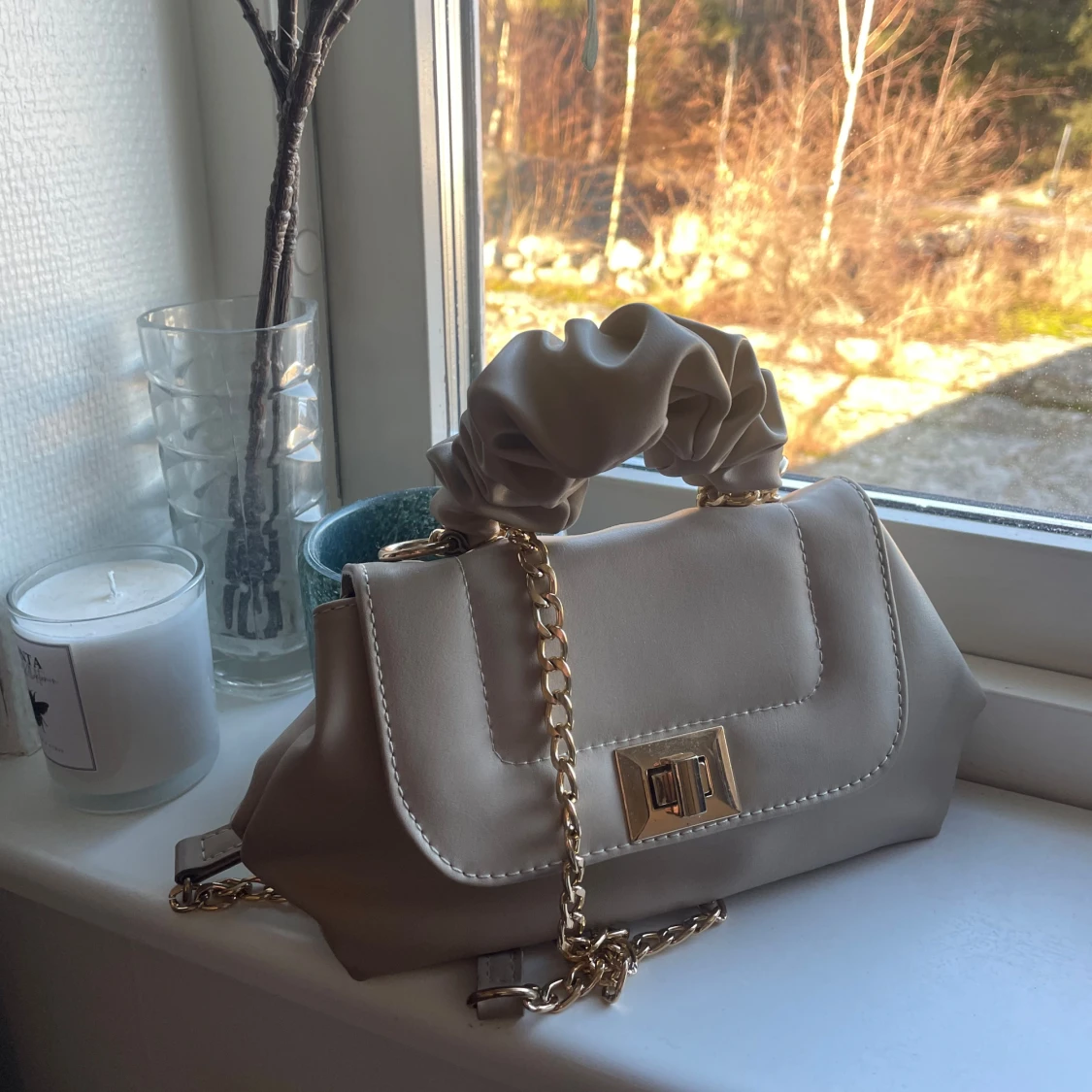 Beige axelväska med kedjedetalj