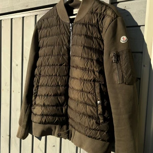 Moncler Maglia Cardigan - Säljer denna Moncler Maglia Cardigan som ser ut som ny! Den är rätt använd men väldigt fin i skick! HMU om just du är sugen!🫵