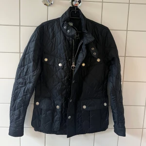 Barbour  - Säljer min brors Barbour jacka knappt använd, köpt för 2299 på nk 