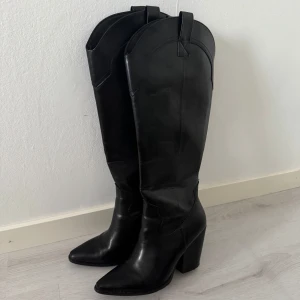 Svarta boots - Säljer mina svarta boots då dom inte kommer till användning så mycket. Använda ett par gånger, men bra kvalité trots att de har små repor på spetsen och några få på klacken. Inget synbart vid användning. Köpte för 900 men säljer för 500, priset kan förhandlas💕