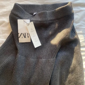 Grå stickad kjol från Zara - Säljer en stilren grå stickad kjol från Zara! Den ser inte exakt ut såhär med mönstret men färgen är densamma! Hör av er för fler bilder på den kjolen jag säljer! Kjolarna är väldigt lika varandra🙌🏼 Den är väldigt fin att ha till en lite större tröja eller så kan man ha en thight topp till🙌🏼💋