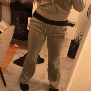 Juicy Couture set - Varsamt använt med guldiga detaljer. Extremt fint till både vit och svart. Finns inga defekter på byxorna eller tröjan, inga fläckar mm. Skriv gärna om bättre/mer bilder!