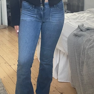 Blå bootcut jeans - Snygga blå bootcut jeans med låg midja från Nelly. Mjuka i materialet!🌸