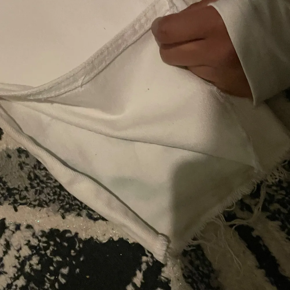 vita jeans i storlek 40. De har en klassisk design med fem fickor och knappgylf. Från gina tricot . Farkut & Housut.