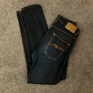 Nudie jeans ”lean dean” - Ett par nudie jeans i modellen lean Dean, med storleken W28 L30 helt nya aldrig använda dem var för små för mig passar dig som är typ 160-170. Kontakta mig vid frågor och pris kan diskuteras.