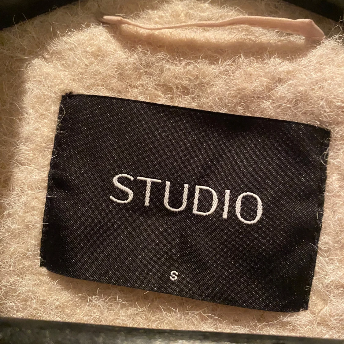 En kortare Beige kappa från Studio - 3