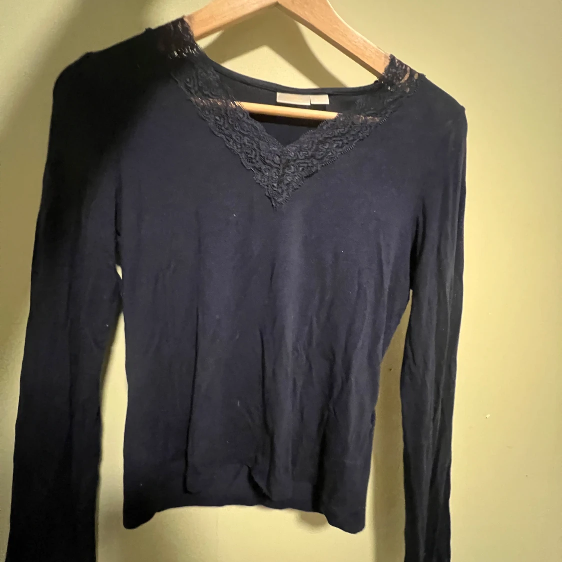 Mörkblå  långärmad topp från Gina Tricot