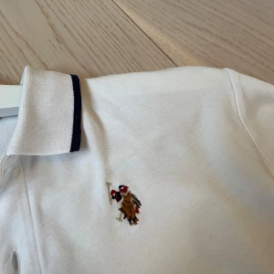 Polo Ralph Lauren pike - Säljer denna snygga piken från Polo Ralph Lauren i storlek S.