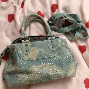 y2k väska  - säljer en söt väska som ej kmr till använd längre💗 den har ett längre band som man kan sätta på och ta av 💗 använd gärna köp nu