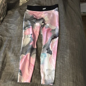 Mönstrade leggings från Dope - Snygga leggings från Dope med ett unikt mönster i rosa, grått och svart. Perfekt underställs byxor eller för en avslappnad dag. De har en hög midja för extra komfort och stil.