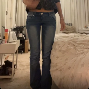 lågmidjade jeans - skitsnygga jeans från märket ”goodies”. säljer då jag aldrig använder dom längre! jättefint skick💕tryck gärna köp nu!
