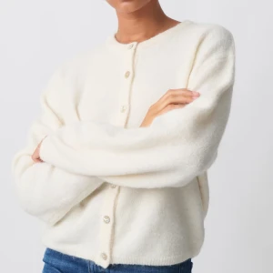 Vit kofta från Gina Tricot - Populär vit kofta från Gina Tricot. Endast använd en gång och är i superfint skick!😚