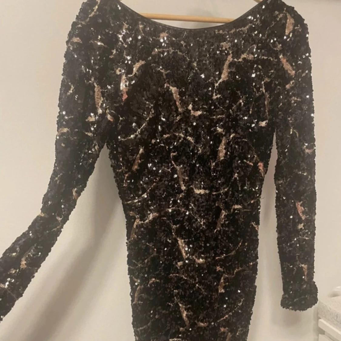 Svart glittrig klänning från Nelly med öppen v-ringad rygg - 2