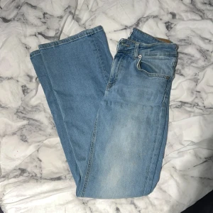 Ljusblå jeans från lager157 -  Lågmidjade ljusblåa bootcut jeans från Lager157. Knappt använda. 