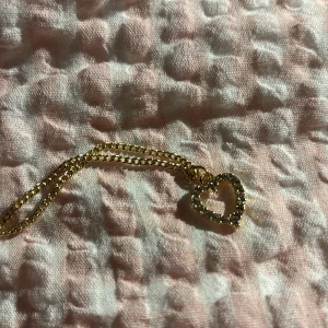 Olika smycken - Säljer alla dessa separat skriv om ni är intresserade. Halsbandet nmr 2 saknar en diamant.  Hör av er om priser💗