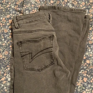 Låg midjade jeans - Snygga grå jeans från Junkyard som tyvärr är för stora.
