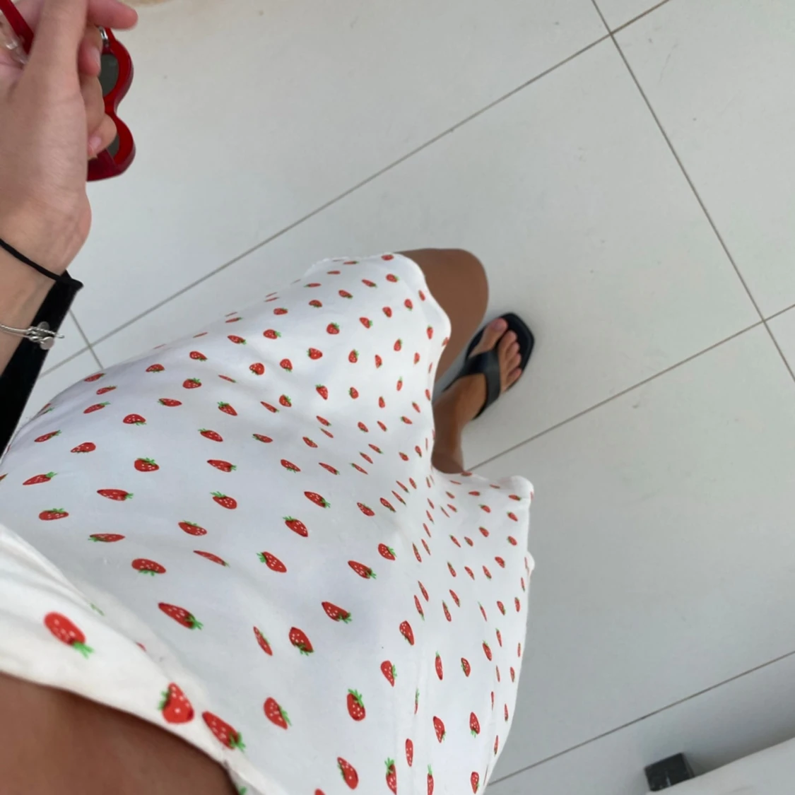 Vit klänning med jordgubbsmönster från Zara - 2