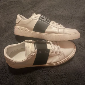 Valentino open - Snygga Valentino skor i vitt läder. Perfekt för dig som vill ha ett par stilrena men sköna skor. Använda sparsamt så dom har mycket kvar att ge. Storlek 44 men sitter lite litet i storleken. Box och allt medföljer. 