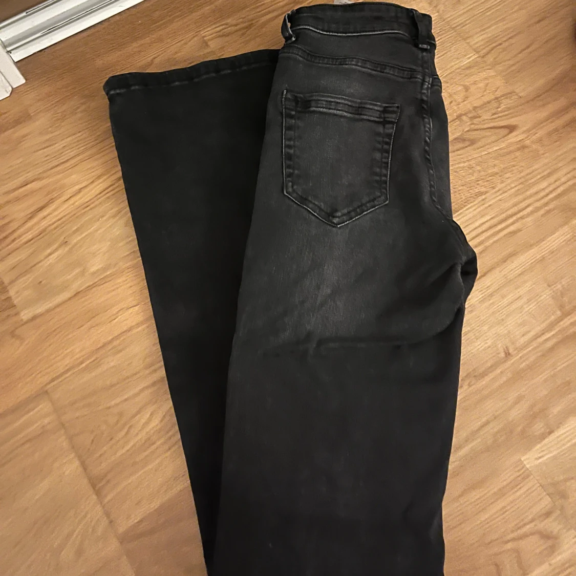 Svarta lågmidjade jeans