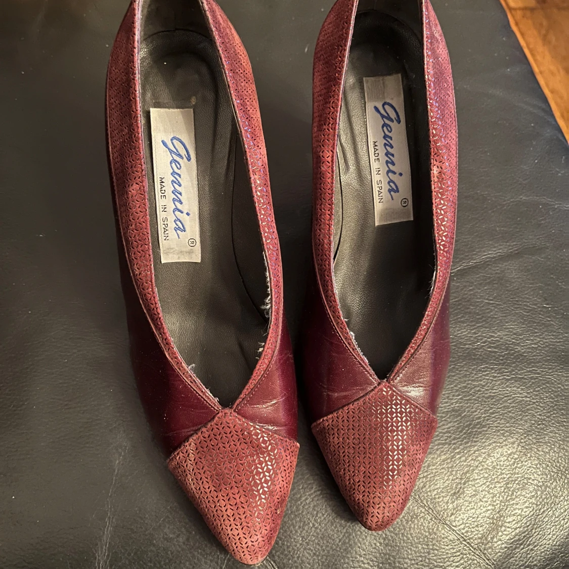 Vinröda pumps från Gennia