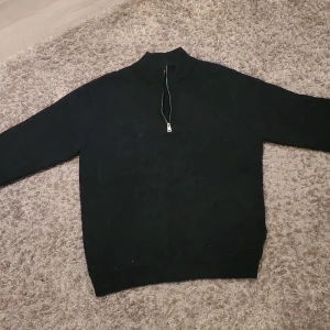 Mörklblå tröja med dragkedja - Mörkblå stickad tröja från only & sons. 