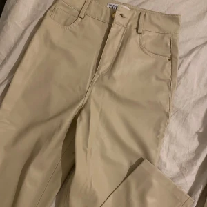 Skinnbyxor i beige - Aldrig använt, pris går att diskutera.