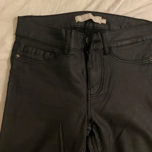 Skinnbyxor - Lågmidjade skinnbyxor i svart från pieces