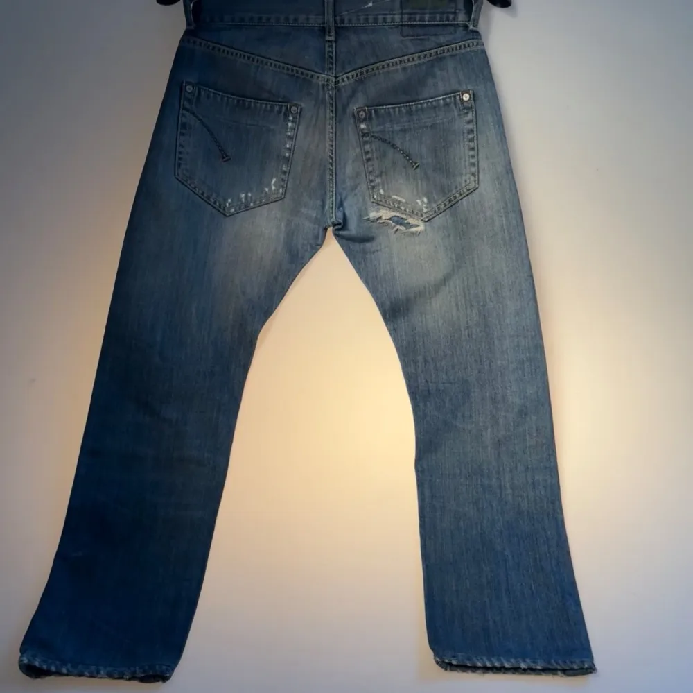 Dondup Sam jeans i modellen slim fit och storleken är 32. Jeansen är i allmänt bra skick med vissa små slitningar och vissa lite större. Modellen är 183cm. Vid fler frågor hör av er i pm! 🙌🏻🔥. Farkut & Housut.