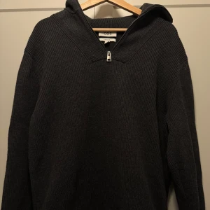 COS MERINO WOOL HALF-ZIP JUMPER - Merino ull jumper från COS i mörkgrå färg. Bra skick, återfår form om man steamar den. Nypris 1 400 kr