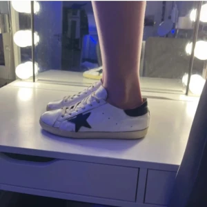 Golden goose skor - Vita golden goose med svart stjärna. Lite stora i storleken. Kan lösa fler bilder. Skriv om ni har övriga frågor, jag tar även emot byten💗