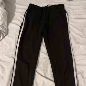 Aridas byxor  - Adidas byxor i storlek xs. 